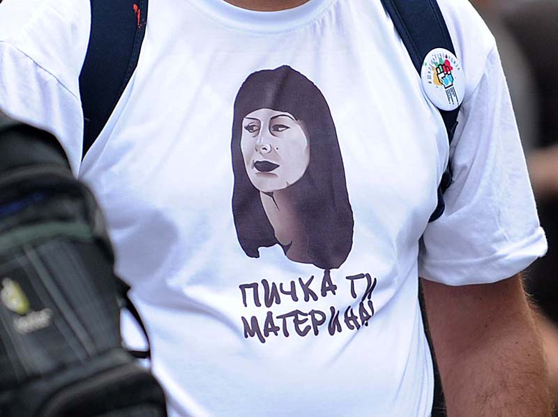 Шарените револуционери носат маички со ликот на обвинителката Фатиме Фетаи инспирирани од нејзината прес конференција за случајот „Тортура“(Фото:СДК.МК)