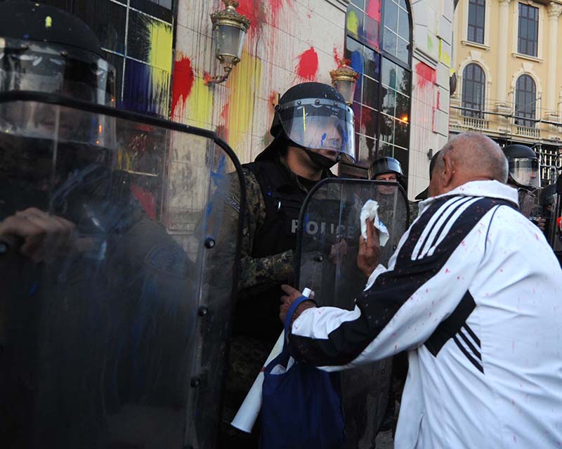 Граѓанин ги брише штитовите на полицајците пред седиштето на Агенцијата за медиуми (Фото:СДК.МК)