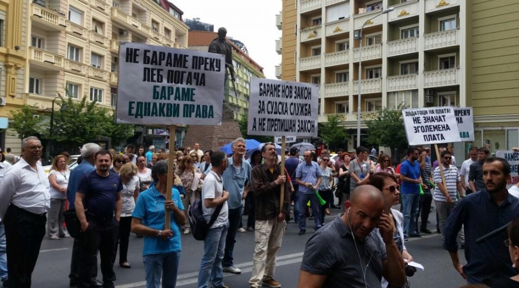 Судските работници ја блокираа улицата пред Министерството за правда (Фото: СДК.МК)