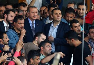 Претседателот Ердоган во придружба на телохранители пристигна на аеродрмот „Ататурк“ во Истанбул