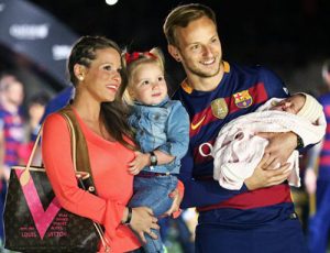Ракитиќ со сопругата Ракел Маури и двете деца на прослава на Барселона