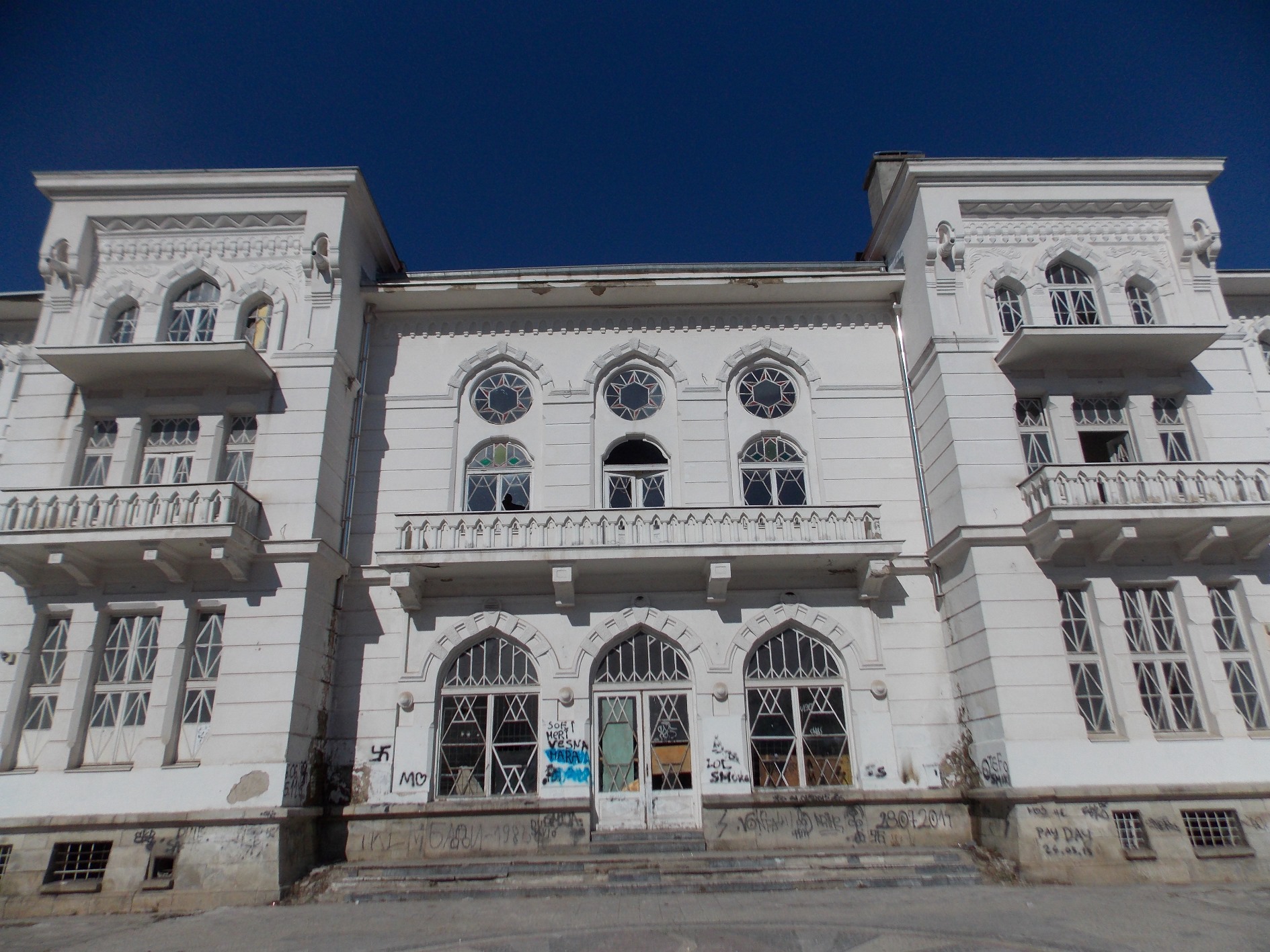 Државата се обиде да се ослободи од Официерскиот дом и во јануари годинава го огласи на продажба по почетна цена од 930.000 евра. Ова ја дигна Битола на нозе, па по протестите власта се откажа од продажбата, а тогашниот премиер Никола Груевски изјави дека објектот ѝ се отстапува на Општина Битола (Фото: СДК.МК)