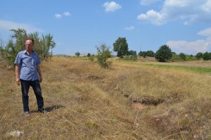 Оние што имаа ниви до патот Радовиш-Штип си изградија куки, останатите почнаа темели да поставуваат но дојдоа инспекции и забранија, а 20-на домаќинства добија и парични казни