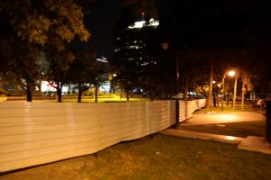 На оградата нема ознака ни кој е инвеститор, ни какви градежни работи се изведуваат, ниту пак се видливи податоци за градежна дозвола Фото: СДК. МК