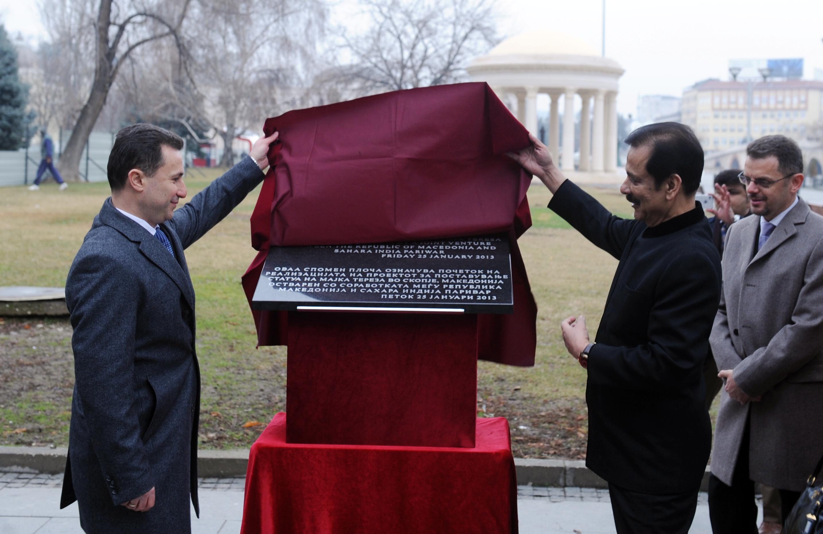 Спомен-плочата на локацијата за споменикот на 25 јануари, 2013 свечено ја открија тогашниот премиер Никола Груевски и индискиот бизнисмен Субрата Рој (Фото: МИА)