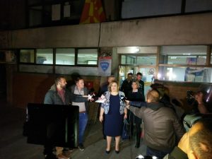 Специјалната јавна обвинителка синоќа беше и во полициската станица Центар за да го ослободи нејзиниот истражител, приведен поради фотографирање на објект на ексдиректорот на УБК Сашо Мијалков. (Фото: СДК.МК)