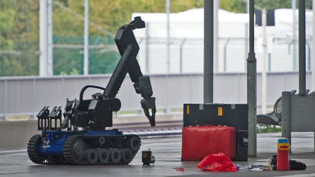 На железничката станица во Кемниц во саботата со робот беше изведена контролирана експлозија на пронајдениот експлозив