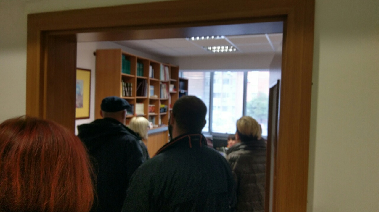 Десетмина новинари на „Вест“ кои беа избркани во август утринава ја окупираа канцеларијата на еден од сопствениците на весникот Срѓан Керим