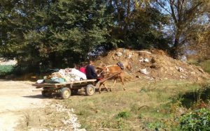 Селаните отпадот главно го фрлаат на диви депонии (Фото: СДК.МК)