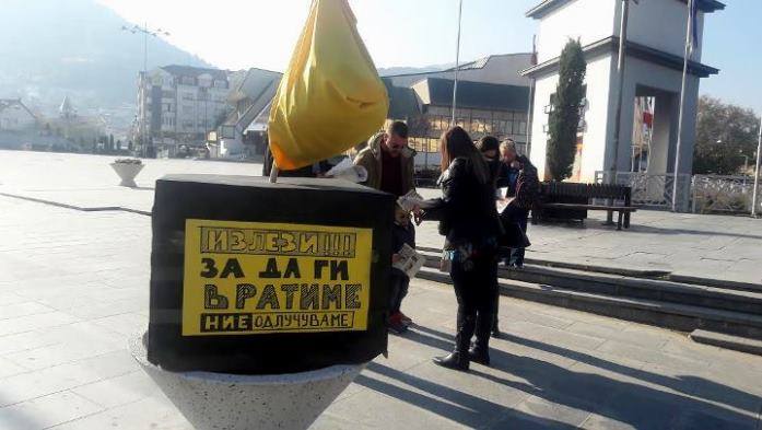 „Споменик на иселените“ постави вчера во центарот на Струмица граѓанската иницијатива „Ние одлучуваме“, со кој алармираа за иселеничкиот тренд на младите од овој регион (Фото: СДК.МК)