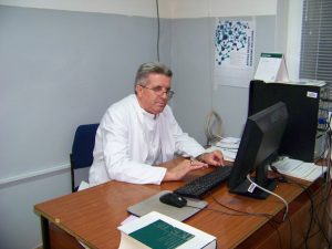 „И тешките случаи за кои треба асистенција на полицијата ги донесуваат кај нас во Куманово, па ние ги упатуваме на скопските клиники“, вели невропсихијатарот Драги Караџински од Кумановската болница, кој повеќе од две години одел во болницата во Крива Паланка, но поради неисплатен хонорар за над една година ја откажал соработката (Фото: СДК.МК)