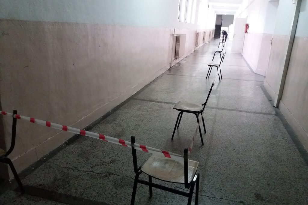 Во ходникот и во неколку училници почна да паѓа малтер, со што беа загрозени животите на учениците кои учеа на вториот спрат од училиштето и тој е затворен (Фото: СДК.МК)