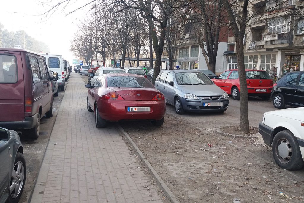 Во Јавното претпријатие за паркинг простор во Тетово велат дека за издавање годишни претплатни карти по повластена цена станарите треба да поднесат барање до Советот на Општината (Фото: СДК.МК)