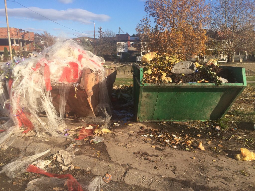 Комуналец постави посебни контејнери од пет кубни метри за фрлање комиње на 25 локации во градот (Фото: СДК.МК)