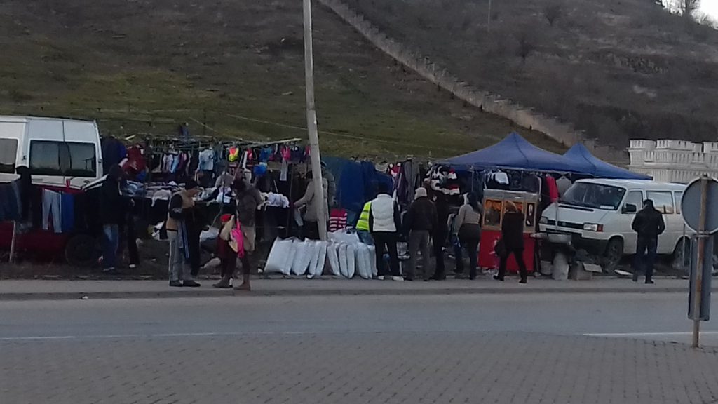 Додека едни протестираа за воздухот, на други битолчани не им сметаше згаденоста, па мирно си пазаруваа на панаѓурот со стока од Шутка, кој беше поставен спроти блокадите (Фото: СДК.МК)