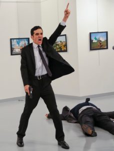 Вооружениот напаѓач по убиството на рускиот амбасадор во Анкара. (Фото: АП)