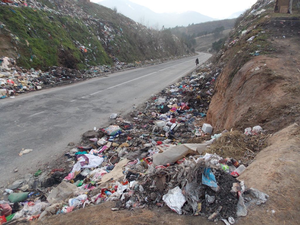 Дива депонија на магистралниот пат на влезот во Битола (Фото: СДК.МК)