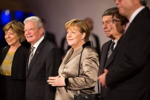 Германската канцеларка Ангела Меркел и претседателот Јоаким Гаук беа меѓу 2,100-те гости на гала отварањето под силно обезбедување (Фото: Фејсбук на Хамбуршката Елбфилхармонија)