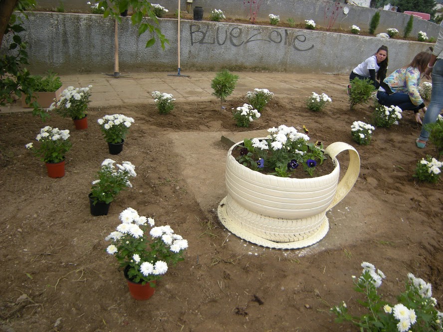 Во рамките на граѓанската зелената акција, а на барање на граѓани, лани се расчистуваа запуштените јавни локации, се раскопуваа и уредуваа со зеленило и цвеќе (Фото: СДК.МК)