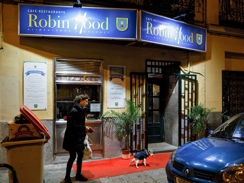 „Робин Худ“ стана најбараниот ресторан за резервации за ручек. Ресторанот собра вработени од луксузни хотели. Познати готвачи се редат за да зготват еднаш во неделата. За муштериите кои што плаќаат, периодот за ручек е полн до крај на март
