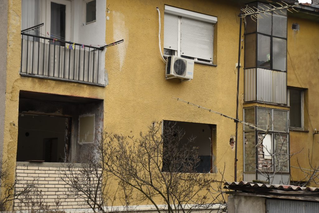 Станот во зградата кај “Шампионче“ во скопската населба Кисела Вода е оставен без врати и прозорци, нема струја, демолиран е целосно (Фото: СДК.МК) 