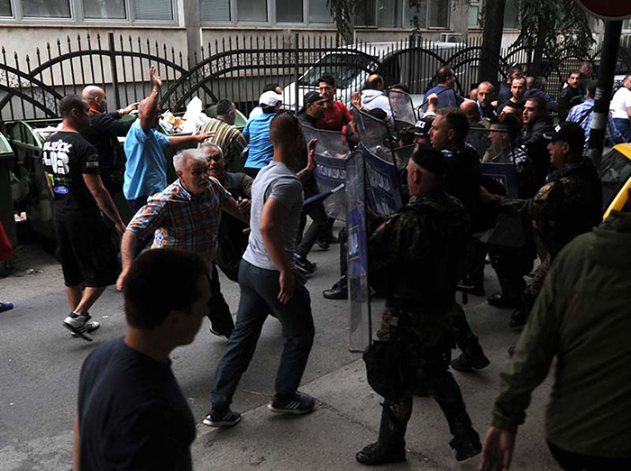 На почетокот на протестите на Шарената револуција, полицијата уапси учесници за акти на насилство и повредување на полицајци. Кога контрапротестите во градот Битола на поддржувачи на провладиното Граѓанско движење на одбрана на Македонија (ГДОМ) резултираа со слични акти на насилство и повредување на полицајци, немаше извештаи за апсења. - Судир на демонстранти со полицијата на 6 јуни во Скопје (Фото: СДК.МК)