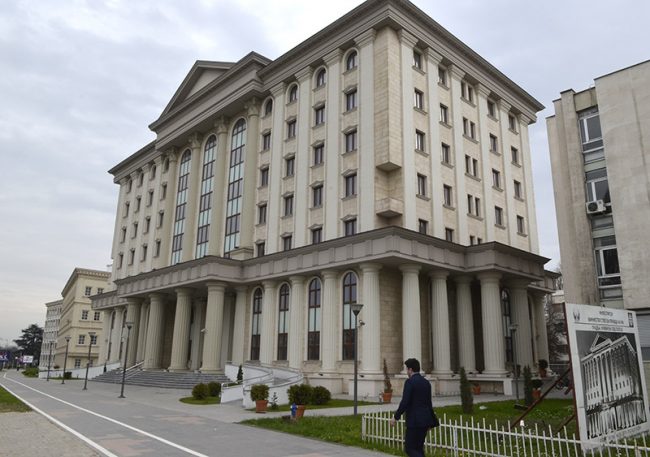 СУДСКИ ПОЛИЦАЕЦ ЗЕМАЛ МИТО ОД 1.500 ЕВРА ЗА ДА ПОСРЕДУВА ОБВИНЕТ ДА ДОБИЕ ОСЛОБОДИТЕЛНА ПРЕСУДА