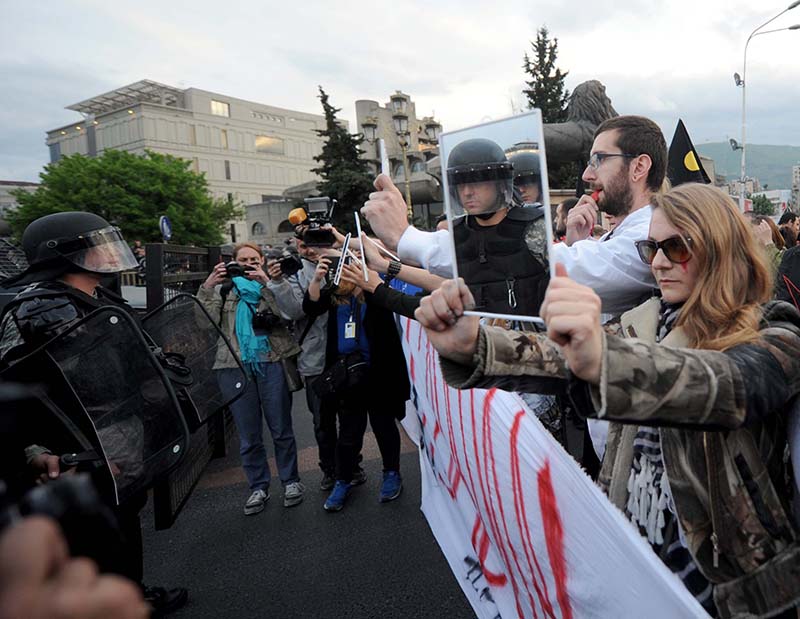 ОГЛЕДАЛА ЗА ПОЛИЦАЈЦИТЕ, БОЈА ЗА ЛАВОВИТЕ, ДЕНЕСКА НЕМА ПРОТЕСТ