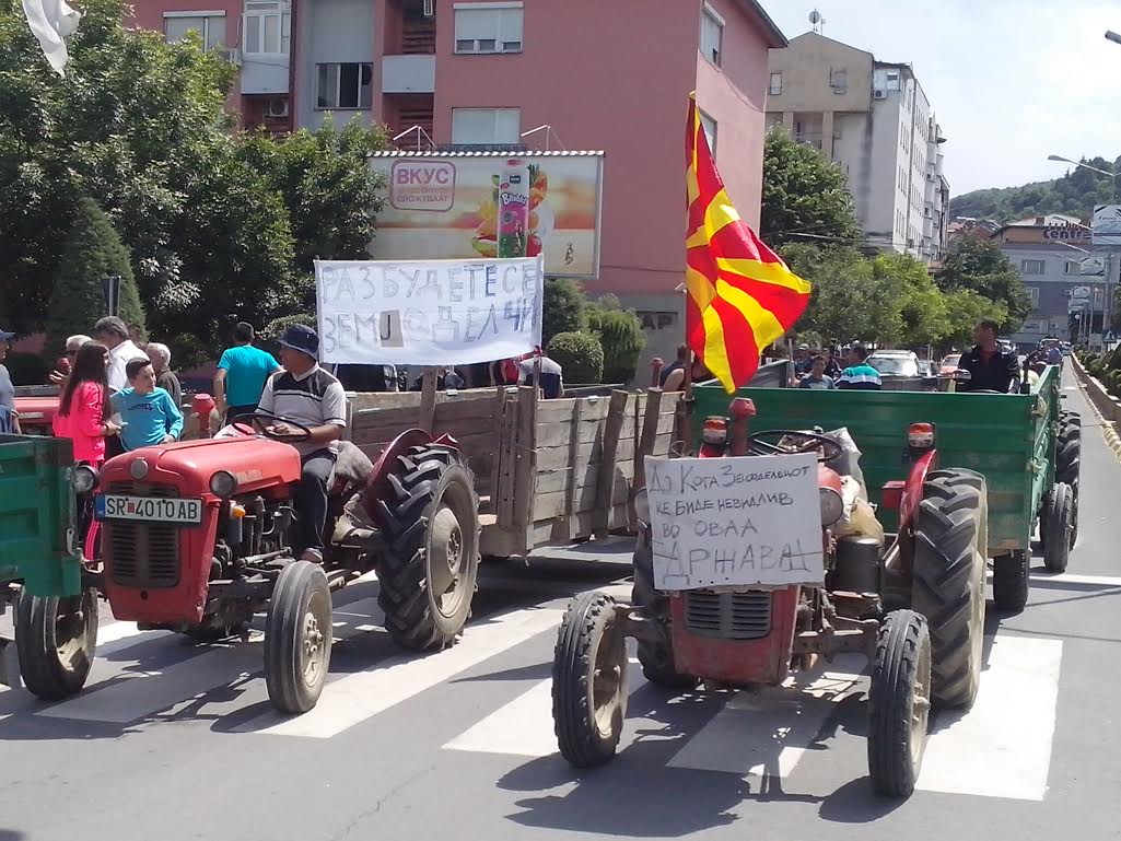 СТРУМИЧКИТЕ ЗЕМЈОДЕЛЦИ НА ПРОТЕСТ СО ТРАКТОРИ