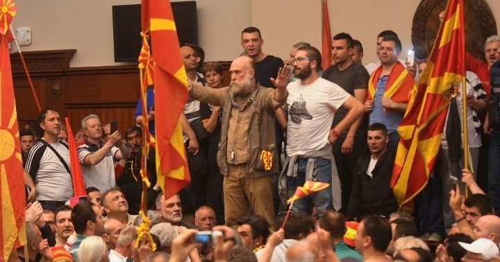 ВМРО-ДПМНЕ БАРА СО АМНЕСТИЈАТА НА ОСУДЕНИТЕ ЗАТВОРЕНИЦИ ДА ЗАПРАТ СИТЕ ИСТРАГИ ПРОТИВ НАСИЛНИЦИТЕ ОД 27 АПРИЛ