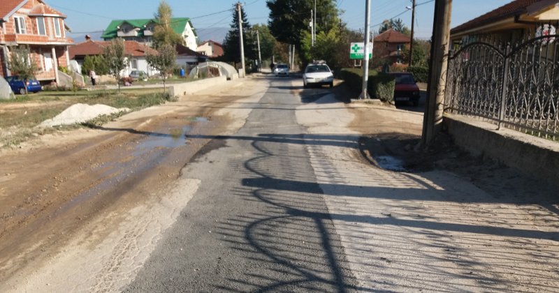 КОНЕВСКИ ДЕН ПРЕД ИЗБОРИ АСФАЛТИРАШЕ ВО ДОЛНО ЛИСИЧЕ, ЈА ОСТАВИ УЛИЦАТА ДО ПОЛА