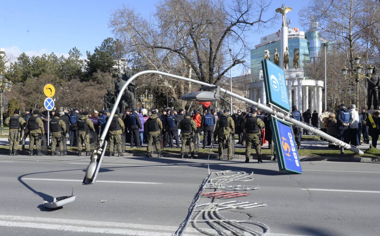 ПАДНА КАНДЕЛАБРА ЗА ВРЕМЕ НА АНТИНАТО ПРОТЕСТОТ ПРЕД СОБРАНИЕ