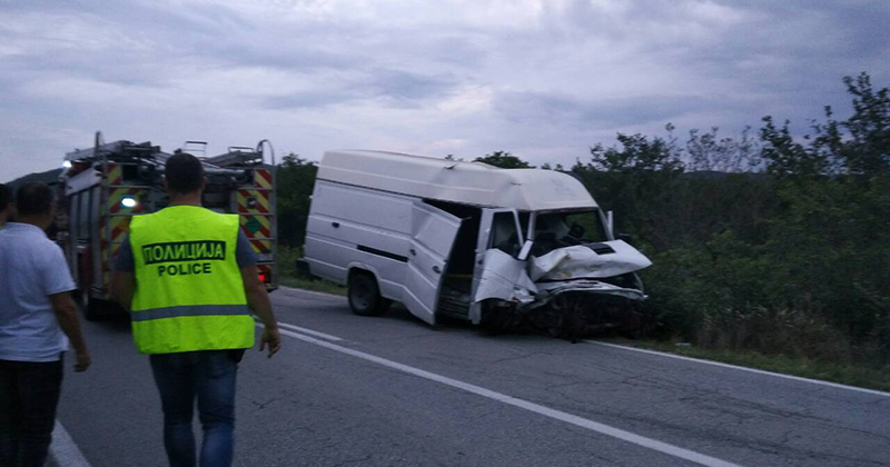 ДВАЈЦА МИГРАНТИ ЗАГИНАА И 17 СЕ ПОВРЕДЕНИ ВО СООБРАЌАЈКА КАЈ РАДОВИШ