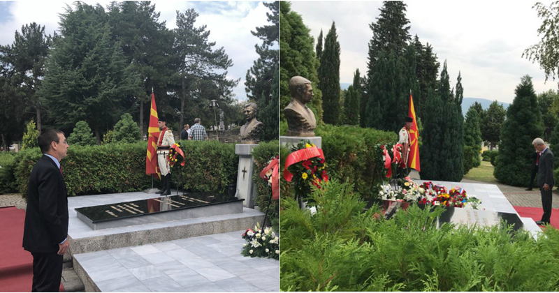 НА ДЕНОТ НА НЕЗАВИСНОСТА, АМБАСАДОРИТЕ БЕЈЛИ И ПЛОМП ИМ ОДДАДОА ПОЧИТ НА ГЛИГОРОВ И ТРАЈКОВСКИ