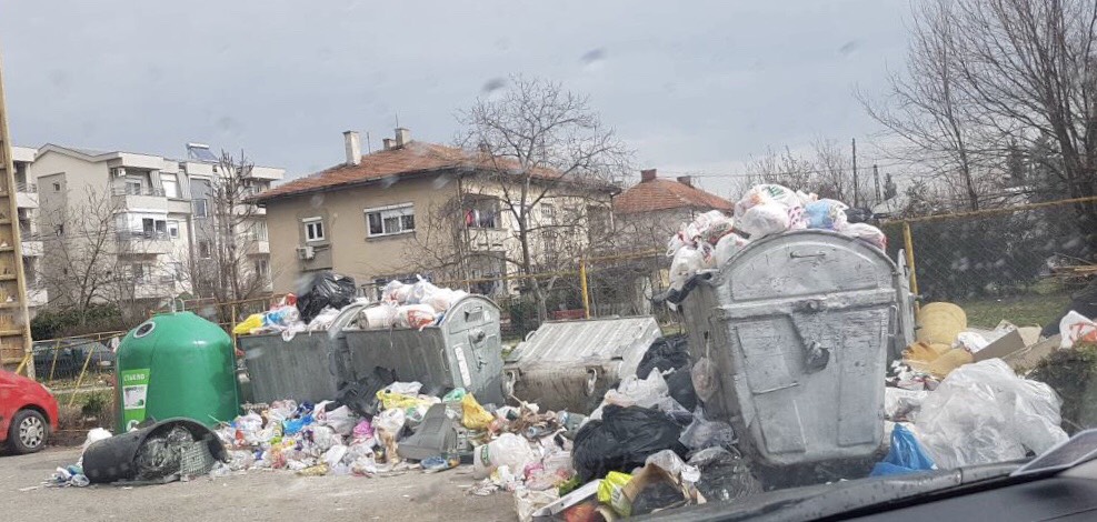 ВОЛОНТЕРИ ЌЕ ЦРТААТ ГРАФИТИ НА ПОДЗЕМНИТЕ КОНТЕЈНЕРИ ВО СКОПЈЕ СО ПОРАКИ ЗА ПОЧИСТ ГРАД