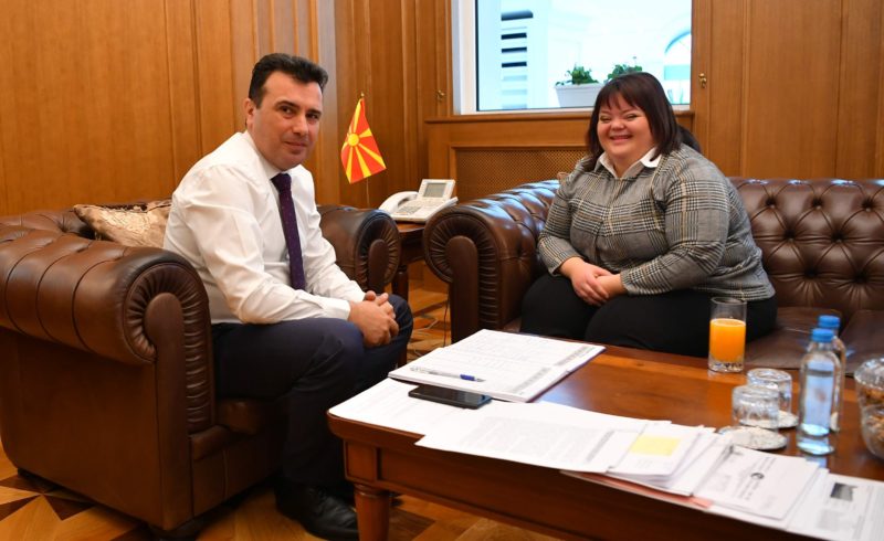 НИНА КОСТОВСКА, ДЕВОЈКАТА СО ДАУНОВ СИНДРОМ ОД КАМПАЊАТА НА УНИЦЕФ, ЌЕ БИДЕ БИБЛИОТЕКАРКА ВО ВЛАДАТА