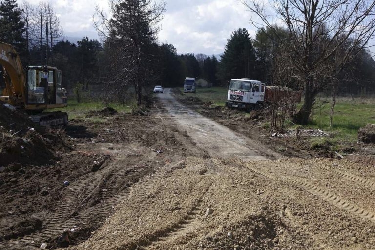 НИЗ БИВШАТА КАСАРНА ВО ОХРИД ИЗГРАДЕНА УЛИЦА, ОБЈЕКТИТЕ И НАТАМУ ПРОПАЃААТ