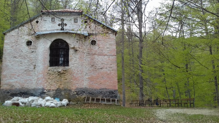 ШУМА СО БОЈА НА ХРИЗОЛИТ ГО ЧУВА МАНАСТИРОТ „СВЕТА АНА“ ВО МАЛОВИШТА