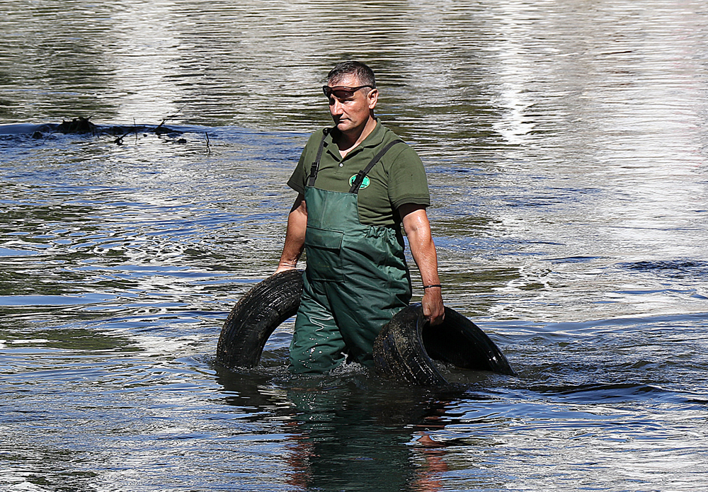 50 ГУМИ ИЗВАДЕНИ ОД ВАРДАР ВО СКОПЈЕ, ЌЕ СЕ ДОНИРААТ ВО ЗООЛОШКА ЗА РЕКВИЗИТИ НА ЖИВОТНИТЕ