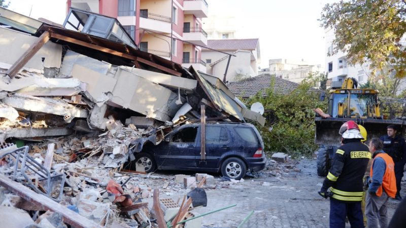 НАЈМАЛКУ 6 МРТВИ ВО ЗЕМЈОТРЕСОТ ВО АЛБАНИЈА, ГРАД СКОПЈЕ ЌЕ ИСПРАТИ ЕКИПА СО ТЕРМАЛНИ ДРОНОВИ ЗА БАРАЊЕ ПРЕЖИВЕАНИ