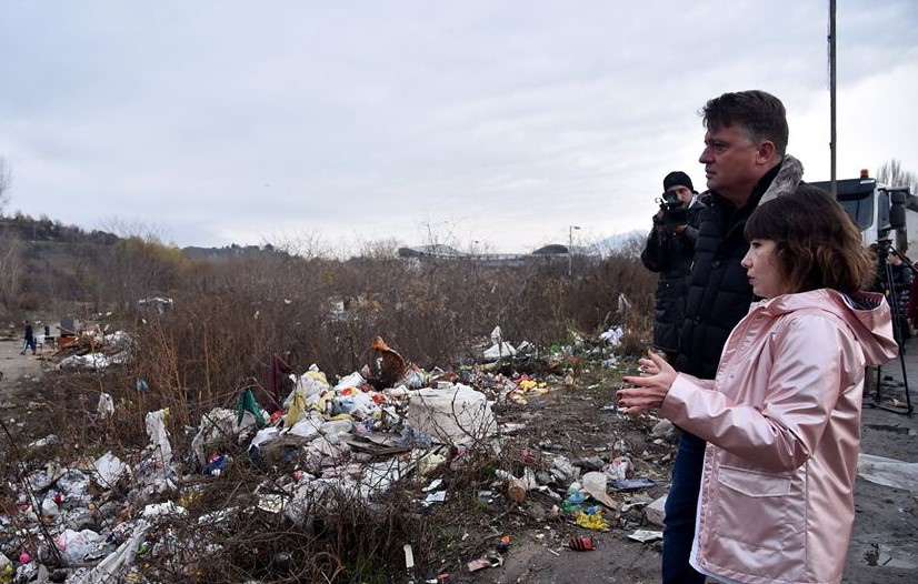 ЖИТЕЛИТЕ ОД ДИВАТА НАСЕЛБА ПОД КАЛЕ СМЕСТЕНИ ВО ВИЗБЕГОВО, ШИЛЕГОВ НАЈАВИ УРБАНИЗИРАЊЕ НА ПРОСТОРОТ