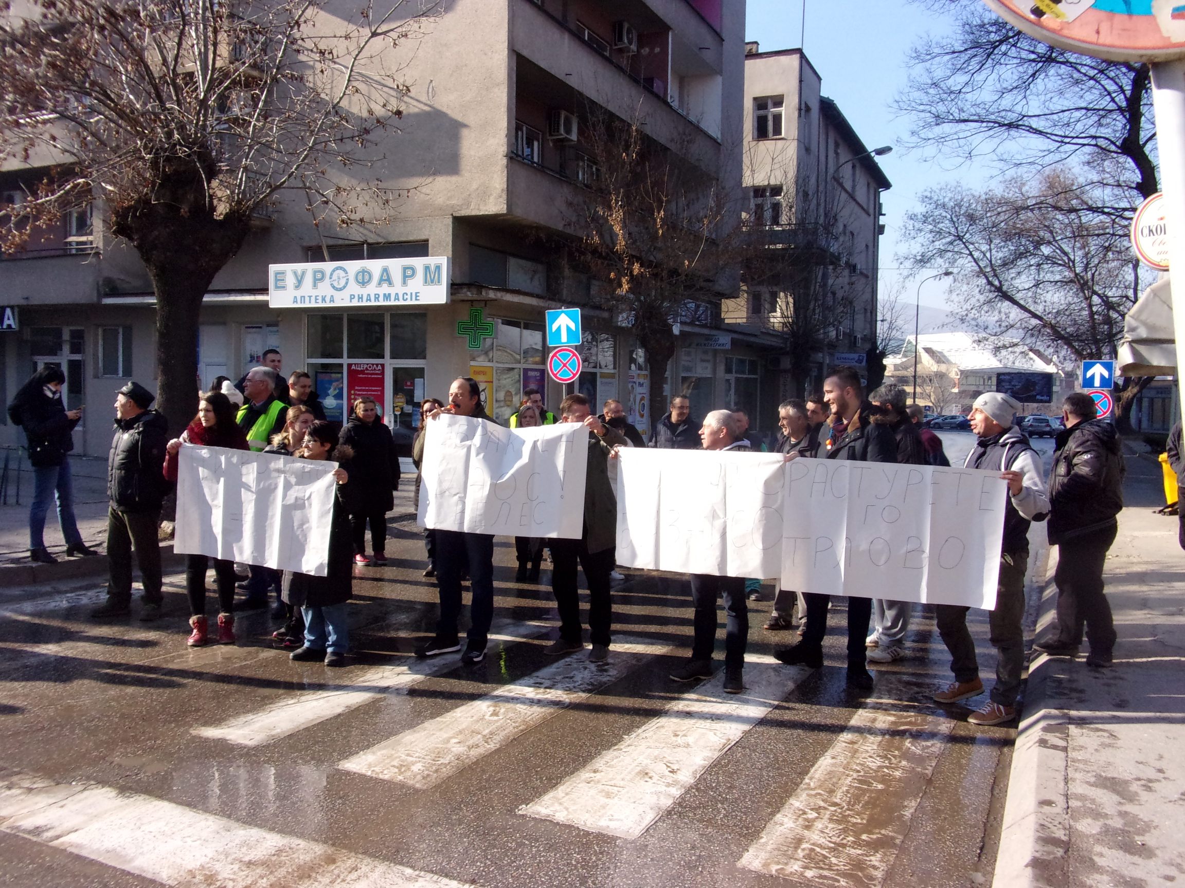 СОПСТВЕНИЦИТЕ НА ДУЌАНИ ВО ЦЕНТАРОТ НА ВЕЛЕС ПРОТЕСТИРАА ПРОТИВ ЗАБРАНАТА ДА ПАРКИРААТ НА УЛИЦА