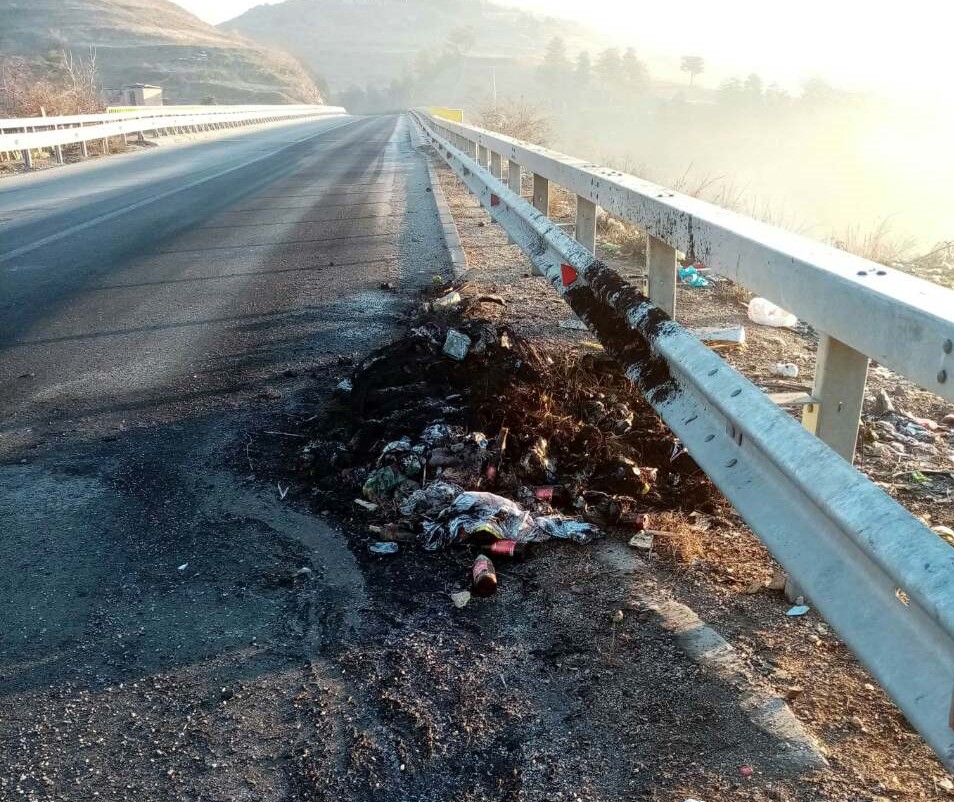 СО ПАЛЕЊЕ ГУМИ И ЃУБРЕ ПРОТЕСТИРАА ШТО ЕДНА НЕДЕЛА НЕМААТ СТРУЈА, ПА ЈА ЗАЧАДИЈА БИТОЛА