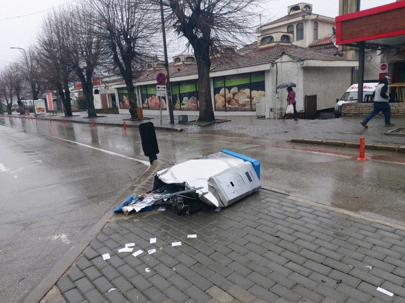 ВО ОХРИД УНИШТЕНА НАПЛАТНА РАМПА ЗА ПАРКИНГ