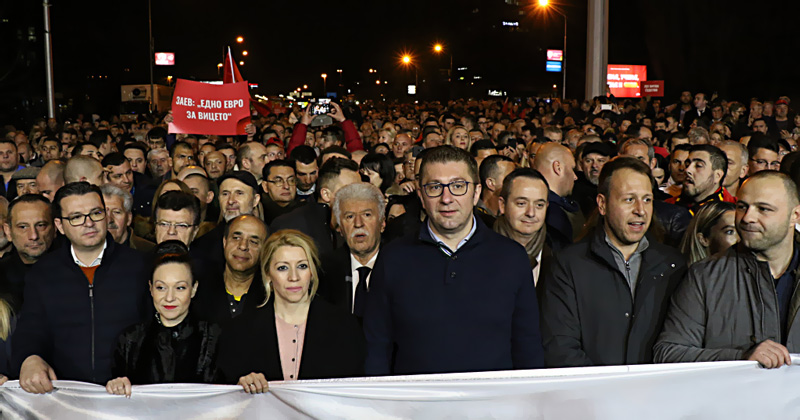 КОЈ ОДГОВАРАШЕ ОВИЕ ТРИ ГОДИНИ, ПРАША МИЦКОСКИ НА ПРОТЕСТОТ НА ВМРО-ДПМНЕ ПРЕД ОБВИНИТЕЛСТВОТО И СУДОТ