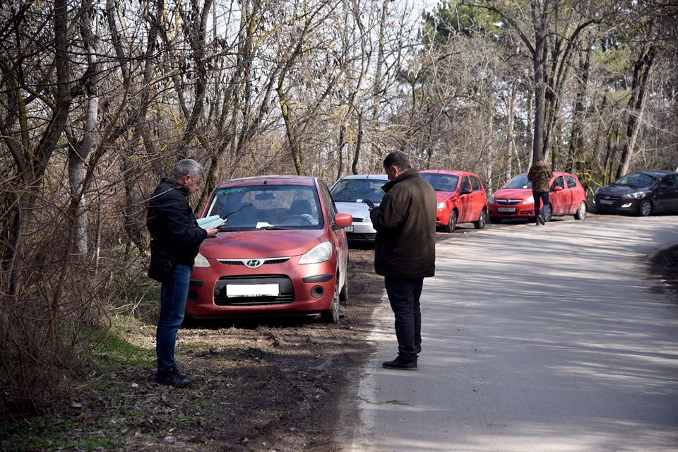 ВИКЕНДОВ 57 КАЗНИ ЗА ПАРКИРАЊЕ ВО ЗЕЛЕНИЛО НА ВОДНО, 3.500 ГРАЃАНИ СЕ ВОЗЕЛЕ СО ЖИЧНИЦАТА