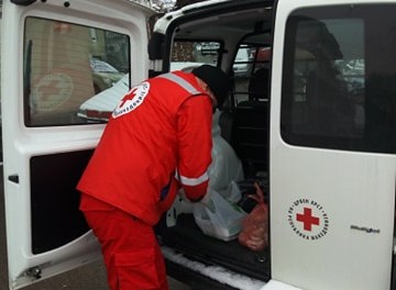 МОБИЛНИТЕ ТИМОВИ НА ЦРВЕН КРСТ ПАЗАРАТ ЗА ВЕЛЕШАНИТЕ КОИ СЕДАТ ДОМА ЗА ЗАШТИТА ОД КОРОНАВИРУСОТ