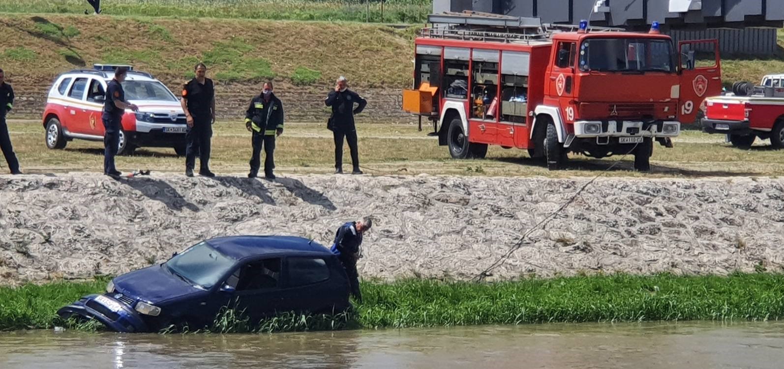 КОЛАТА КОЈА ПАДНА ВО ВАРДАР Е НА БОЛНИЦАТА „СИСТИНА“, НЕМАЛО ПАТНИЦИ, ВЕЛАТ ОД ПОЖАРНА