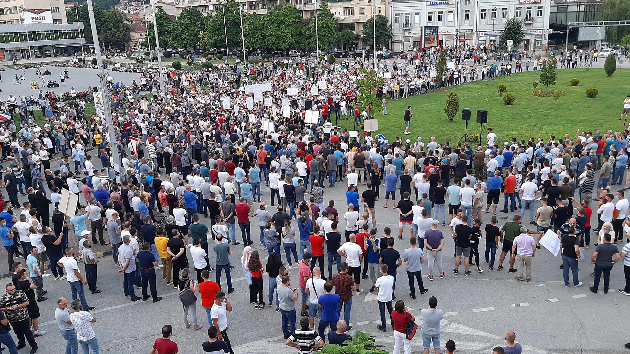 ДА СЕ НАМАЛИ ДДВ ЗА СТРУЈАТА ОД 18 НА 5 ОТСТО, ПОБАРАА ТЕТОВЦИ НА ПРОТЕСТОТ ПРОТИВ ПОСКАПУВАЊЕТО