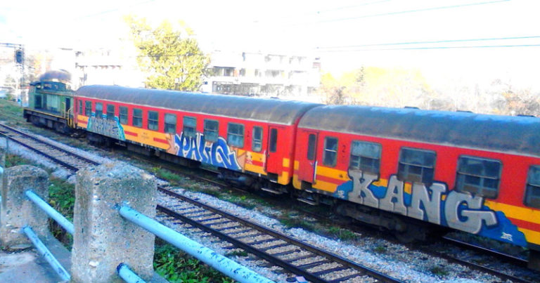 ВОЗОТ ЗА КОЧАНИ ДВЕ НЕДЕЛИ НЕ СООБРАЌА, ЛОКОМОТИВАТА КОЈА ИЗЛЕТА УШТЕ НЕ Е ПОПРАВЕНА